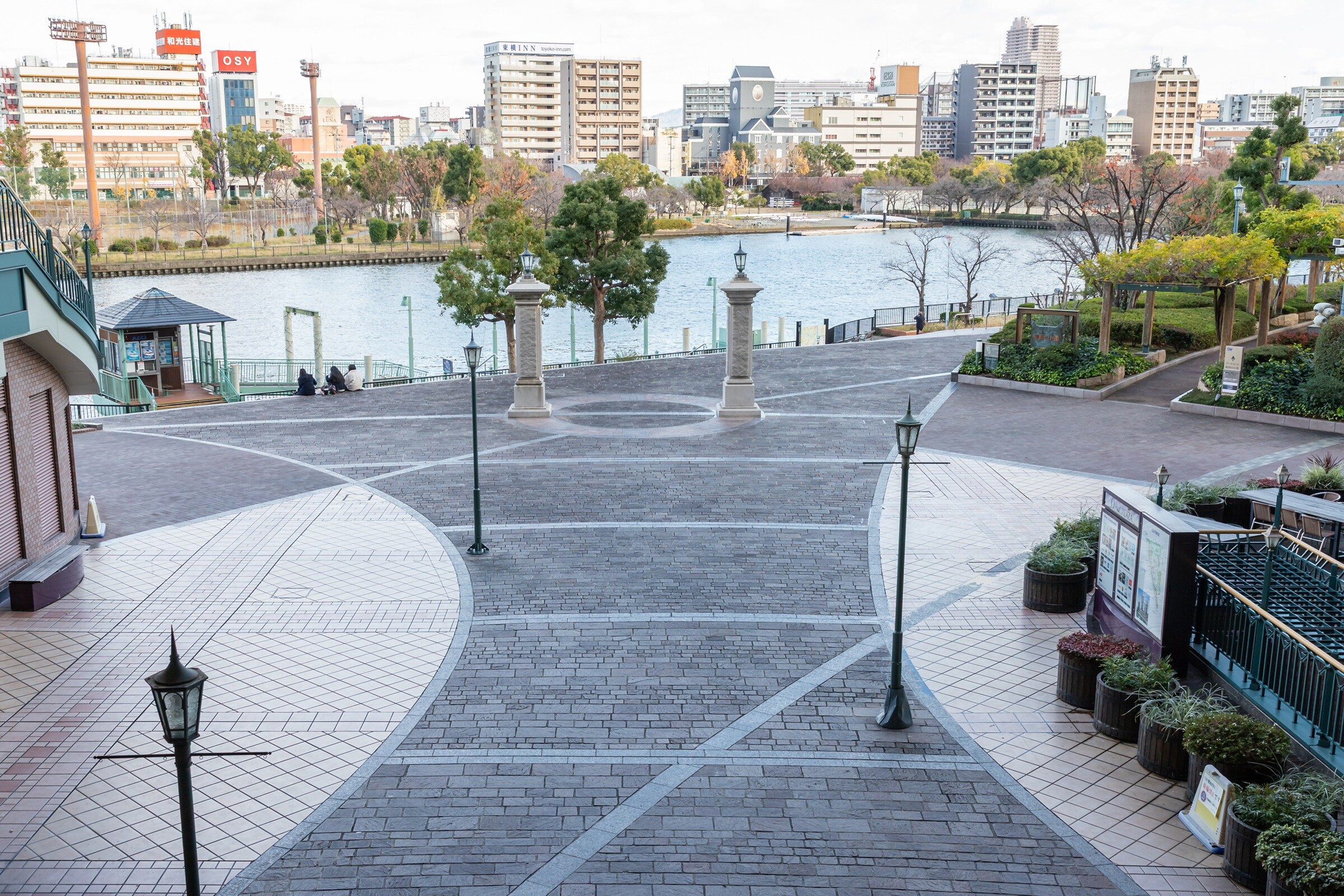 　桜広場・川側広場