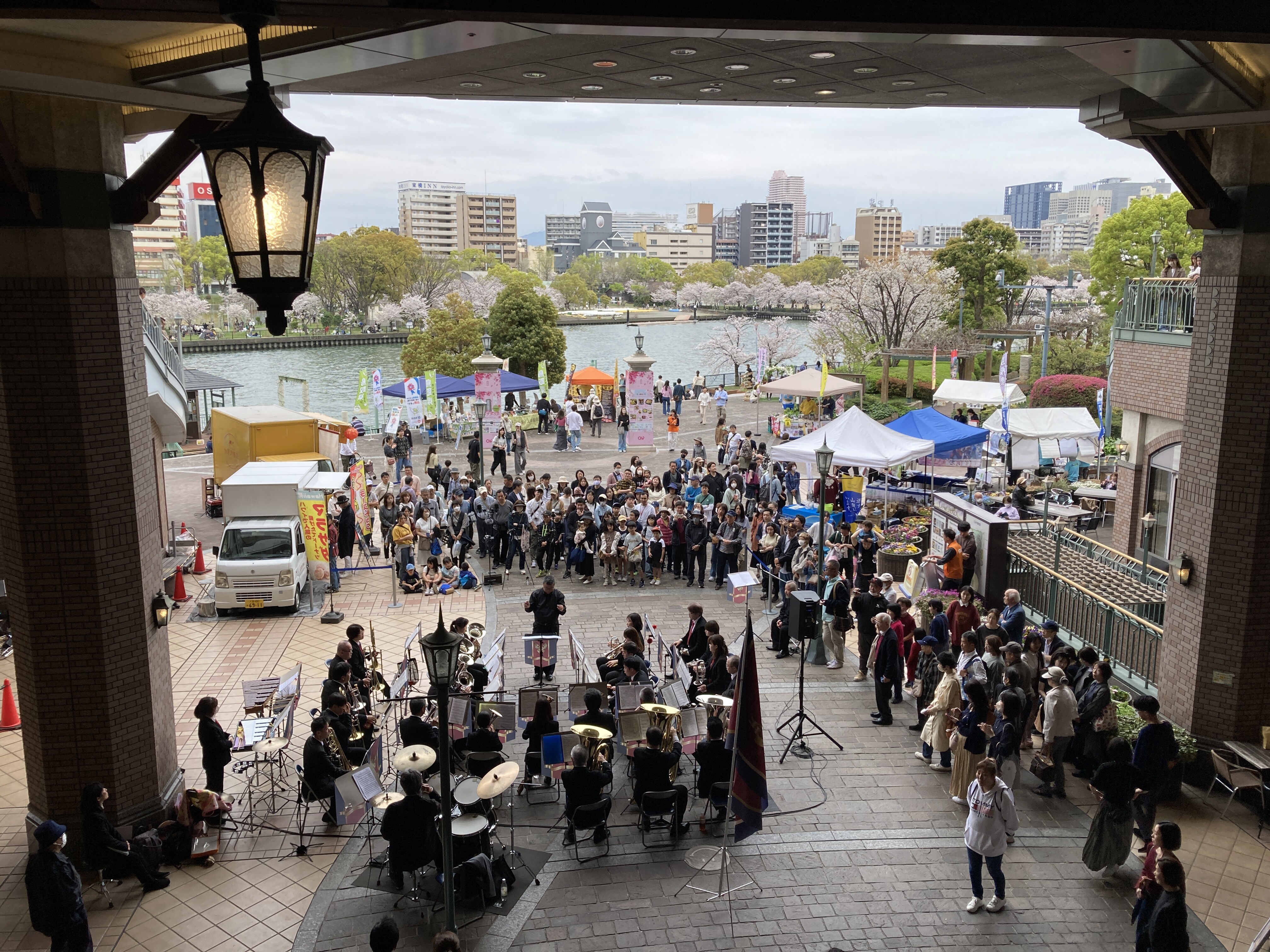 　桜広場・川側広場